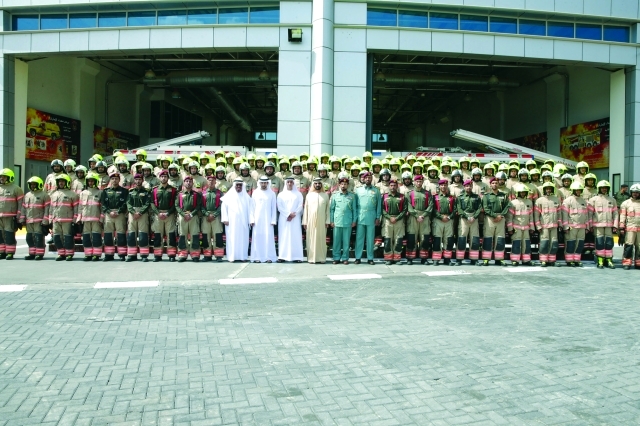 "■ محمد بن راشد وحمدان بن محمد وسيف بن زايد وضاحي خلفان وسيف الشعفار وراشد المطروشي في لقطة جماعية مع رجال الدفاع المدني"
