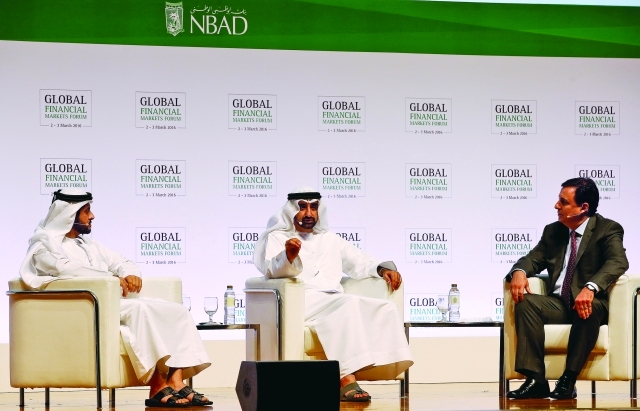"Ⅶ جون دفيترسون وحميد الشمري وخليفة المنصوري خلال إحدى الجلسات"