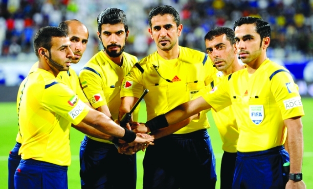 "■ الحمادي مع طاقم تحكيم إحدى المباريات | البيان"