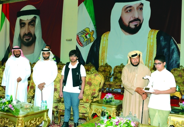 "■ سلطان بن زايد يتوج زايد وحمدان بن محمد بحضور خالد بن سلطان | البيان"