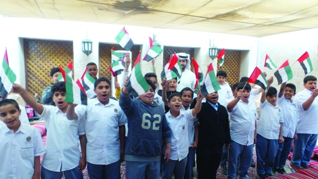 "■ الأطفال يغنون نشيد العلم في ختام فعاليات الورشة"