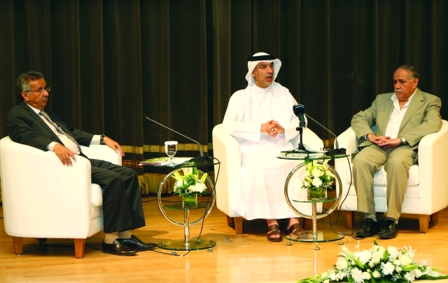 "العويس يتوسط صبري وعمر عبد العزيز خلال المؤتمر الصحافي | تصوير : محمود الخطيب"