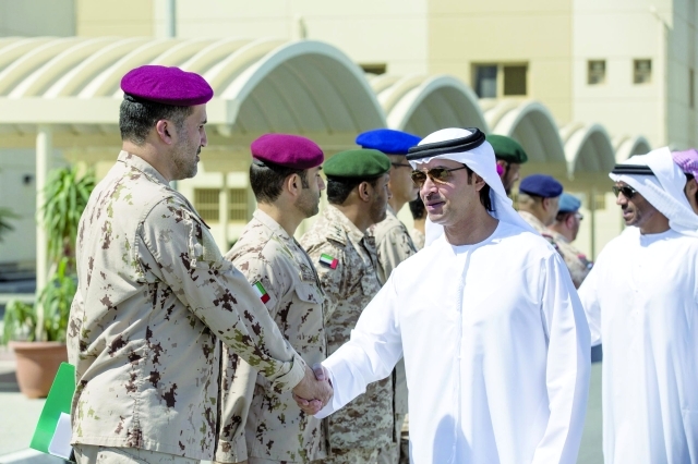 "■ هزاع ونهيان بن زايد يصافحان ضباط قواتنا المسلحة"