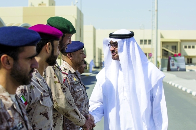 "■ وسموه يصافح كبار الضباط"