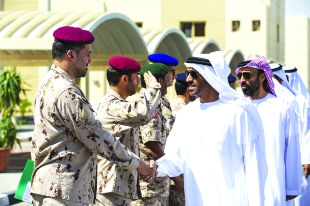 "■ نهيان وطحنون بن زايد يصافحان كبار الضباط"