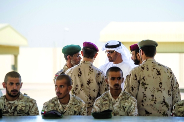 "■ ولي عهد أبوظبي في حديث مع حمد الرميثي والضباط"