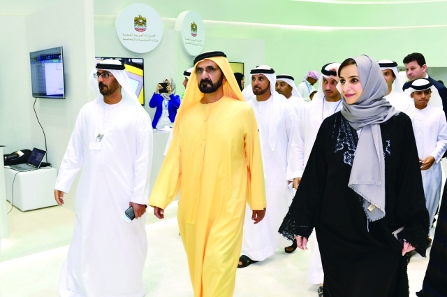"■ محمد بن راشد خلال تفقده معرض الخليج لمستلزمات التعليم"
