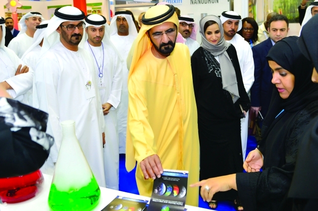 "■ محمد بن راشد خلال تفقده ابتكارات معرض الخليج لحلول التعليم بحضور حسين الحمادي وأحمد بالهول وجميلة المهيري وسلطان السبوسي | تصوير: سيف محمد"
