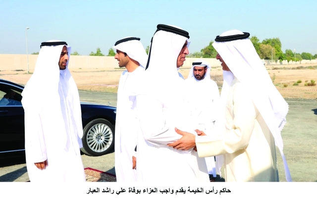 "■ سعود بن صقر مواسياً محمد العبار لدى وصوله إلى خيمة العزاء"