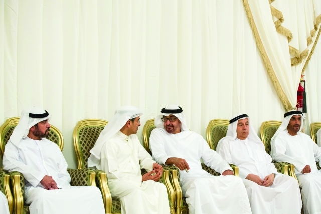 "■ محمد بن زايد يواسي ذوي الفقيد بحضور نهيان بن زايد وحمدان بن مبارك"