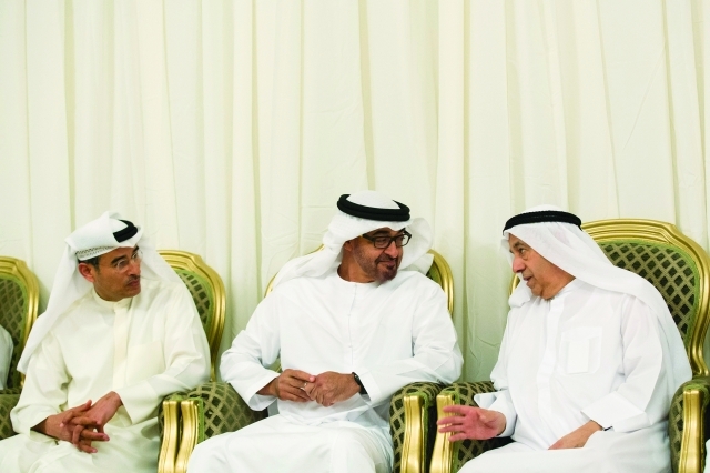 "■ محمد بن زايد في حديث مع عبد الله الفطيم ومحمد العبار"