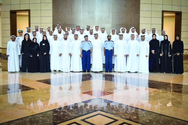 "سموه متوسطاً وفد كلية الدفاع الوطني"