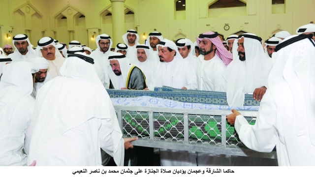 "■ حاكما الشارقة وعجمان وعمار بن حميد والشيوخ يحملون نعش الفقيد"