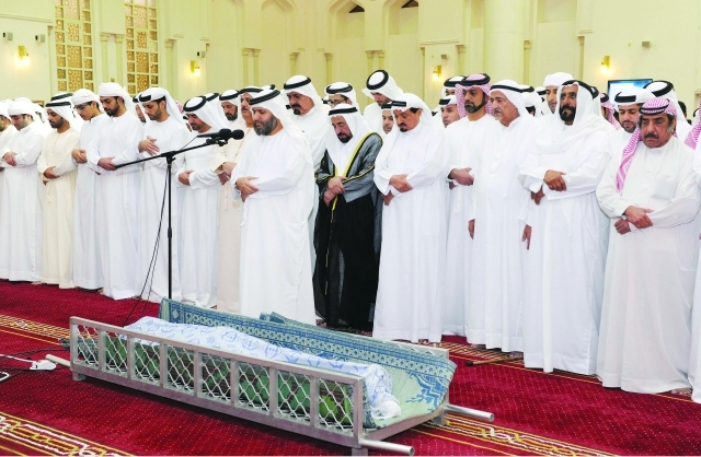 "■ سلطان القاسمي وحميد النعيمي وعبدالله بن سالم وعمار بن حميد والشيوخ خلال أداء صلاة الجنازة   |   وام"
