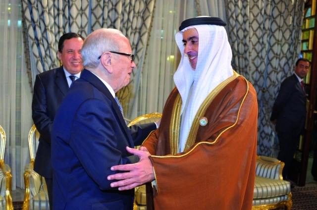 "■ سيف بن زايد أثناء لقائه نهاد المشنوق"
