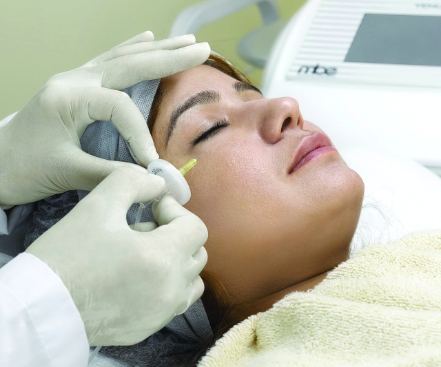 "إقبال النساء على عمليات التجميل | أرشيفية"