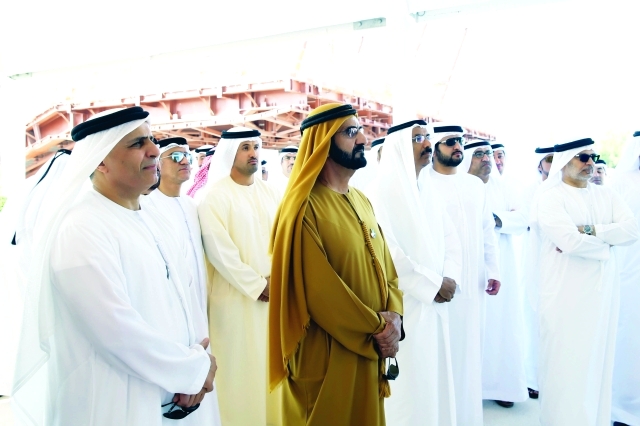 "نائب رئيس الدولة لدى إطلاعه على سير العمل في المشروع بحضور مكتوم بن محمد ومحمد المر وعبد الرحمن العويس وأنور قرقاش ومطر الطاير وهلال المري"