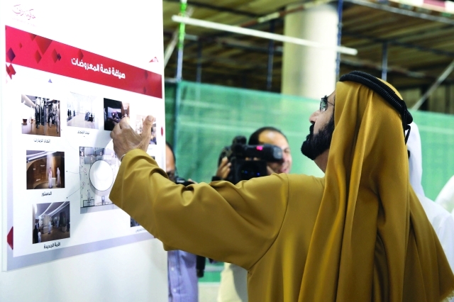"سموه يطلع على لوحة توضح تفاصيل المشروع"
