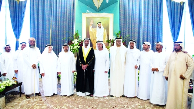 "■ هزاع بن زايد وجمال السويدي والعريس وذووه خلال الحفل | وام"