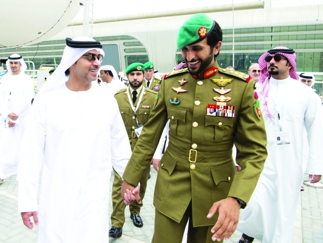 "■ هزاع بن زايد وناصر بن حمد خلال الجولة"