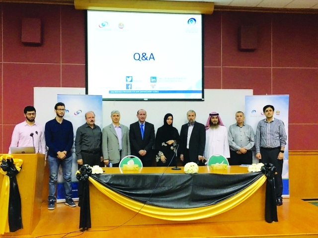 "فريق برنامج الاستمطار مع بعض الحضور في جامعة الشارقة"