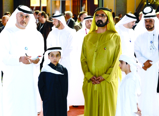 "■ محمد بن راشد خلال متابعته سباق «سوبر ساترداي» بحضور سعيد الطاير | تصوير - موهان"