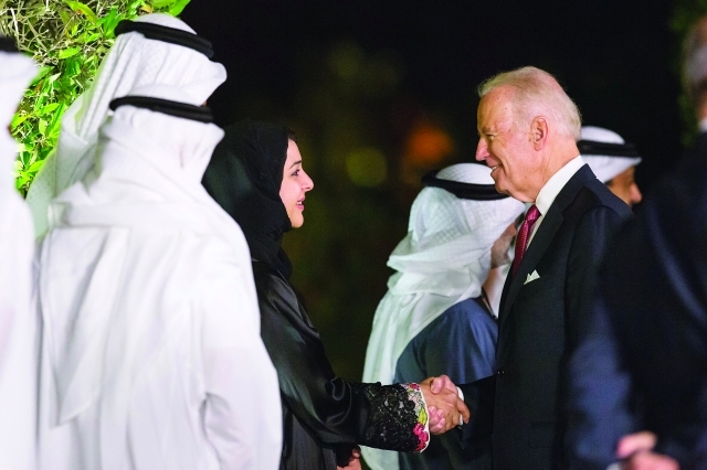 "■ جو بايدن مصافحاً ريم الهاشمي"