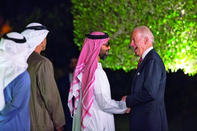 "■ بايدن مصافحاً طحنون بن زايد"