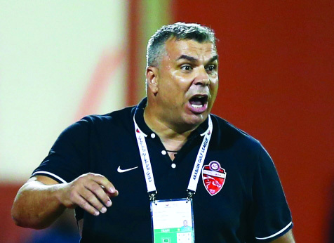 "■ كوزمين يوجه لاعبيه خلال لقاء الأهلي ودبا الفجيرة"