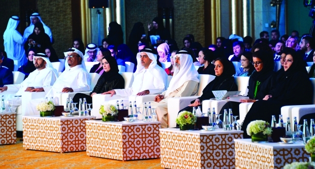 "■ سيف بن زايد وأمل القبيسي ونهيان بن مبارك ولبنى القاسمي ونورة الكعبي وضاحي خلفان وناصر لخريباني وجانب من الحضور في المؤتمر | من المصدر"