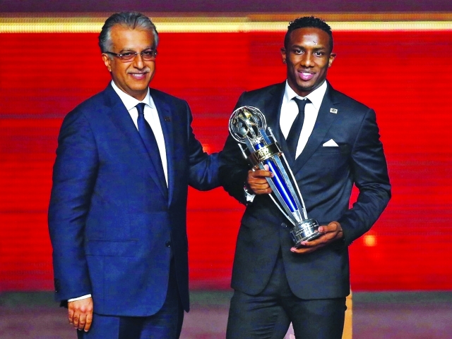 "■ أحمد خليل خلال تسلمه جائزة أفضل لاعب 2015 | أرشيفية"