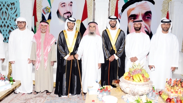 "صياح المنصوري والعريسان ووالدهما وعدد من المهنئين"
