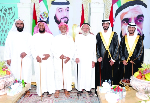 "العريسان وعدد من الأهل"