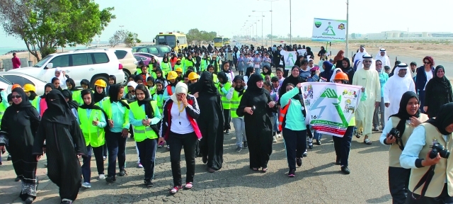 "المشاركون أثناء مسيرة كورنيش أم القيوين ــ من المصدر"