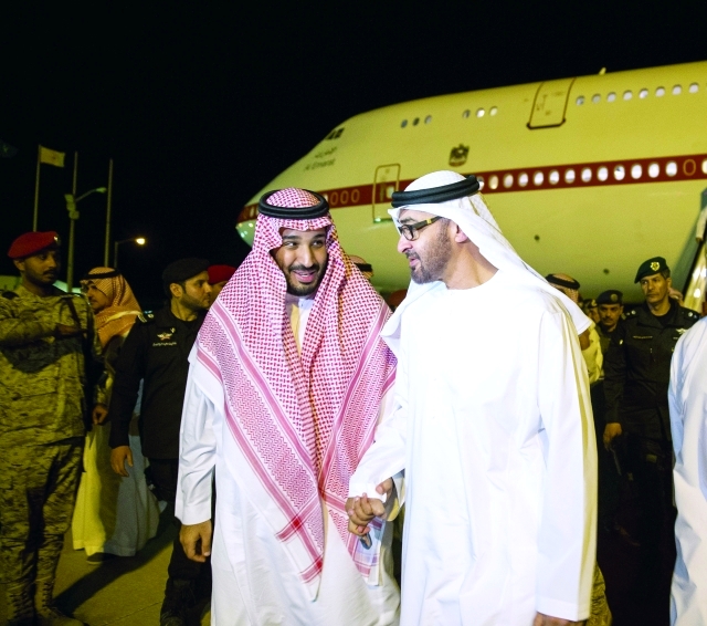 "محمد بن زايد لدى وصوله إلى حفر الباطن ومحمد بن سلمان في مقدمة مستقبليه | وام"