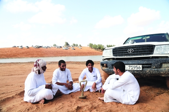 "أهالي العين يستكشفون روعة الصحراء بعد هطول المطر| تصوير: عمران خالد"