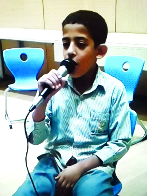 "■ أحد الطلاب يستمتع بالغناء"