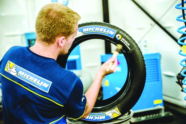 "ترتبط كلفة تصنيع الإطارات وبشكل كبير بتكاليف اليد العاملة - البيان"