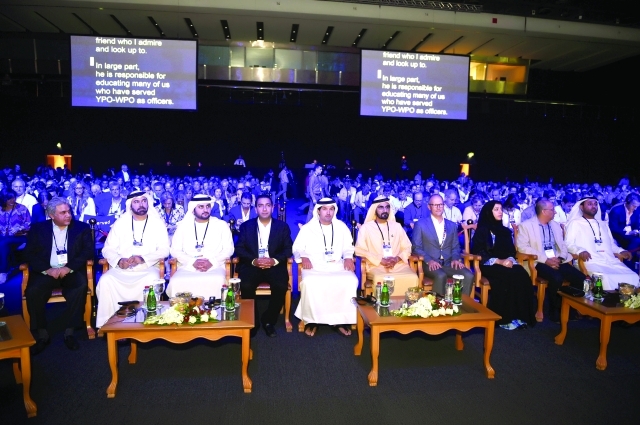 "محمد بن راشد ومكتوم بن محمد ومحمد القرقاوي وريم الهاشمي وهلال المري خلال المؤتمر ــ تصوير: محمد هشام"
