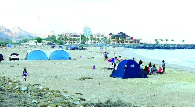 "■ عائلات على شاطئ العقة في الفجيرة | تصوير: زيشان أحمد"