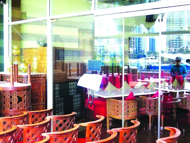 "أحد المقاهي المغلقة بعد مخالفته القوانين | من المصدر"