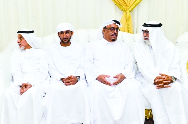 "■ ضاحي خلفان خلال تقديمه واجب العزاء"