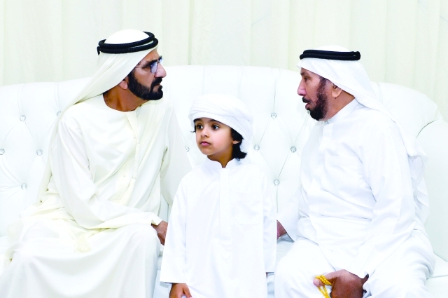 "■ ..وسموه يقدم واجب العزاء بحضور جمعة الماجد | تصوير: سيف محمد"