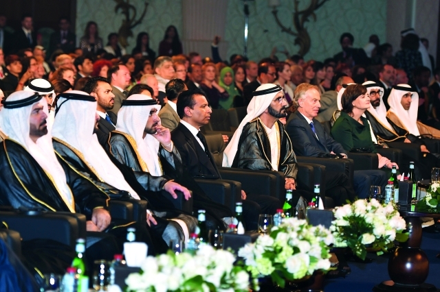 "■ محمد بن راشد وحمدان ومكتوم بن محمد ومحمد القرقاوي ومحمد البواردي وثاني الزيودي وتوني بلير وصني فاركي خلال الحفل"