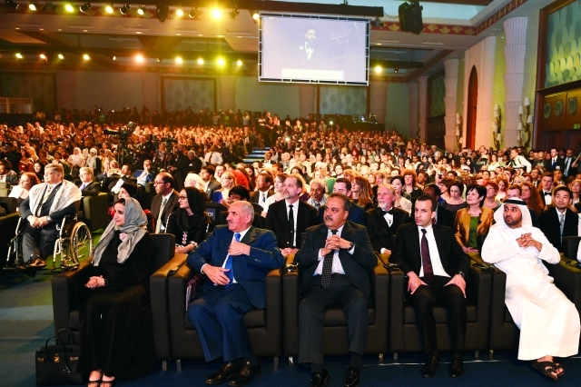 "■ جميلة المهيري وخليفة سليمان وحضور غفير خلال الحفل"
