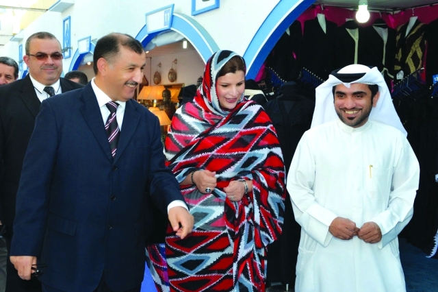 " أحمد حسين بن عيسى يرافق الوزيرة بحضور السفير الجزائري | البيان"