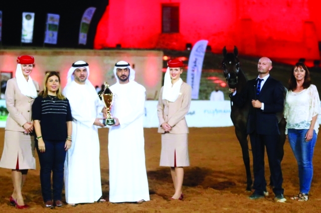 "■ لارا صوايا خلال تتويج مزايا البداير بكأس زايد | تصوير - زيشان أحمد"