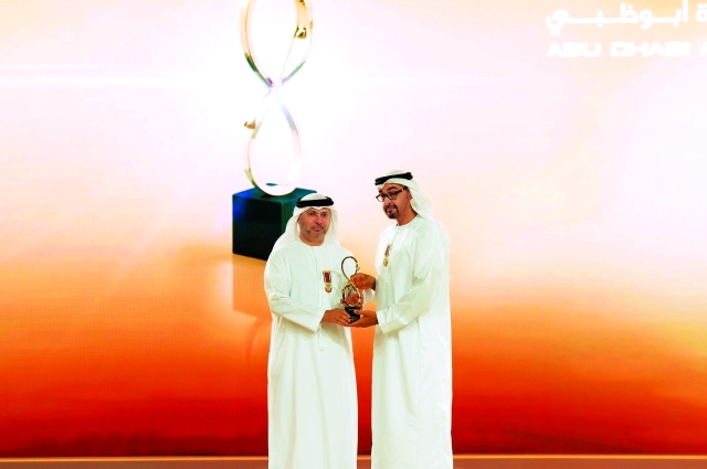 "محمد بن زايد يكرم أنور قرقاش"