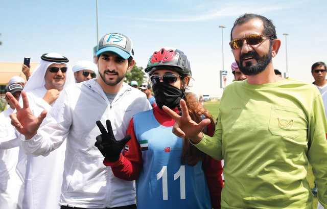 "محمد بن راشد وحمدان بن محمد وفطيم بنت محمد يرفعون علامة \" نصر فوز حب\" | تصوير: دينيس مالاري"