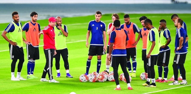 "■ مهدي علي يشرح للاعبين خطط اللعب التي سيجربها في المباراة الودية مع بنغلاديش | البيان"